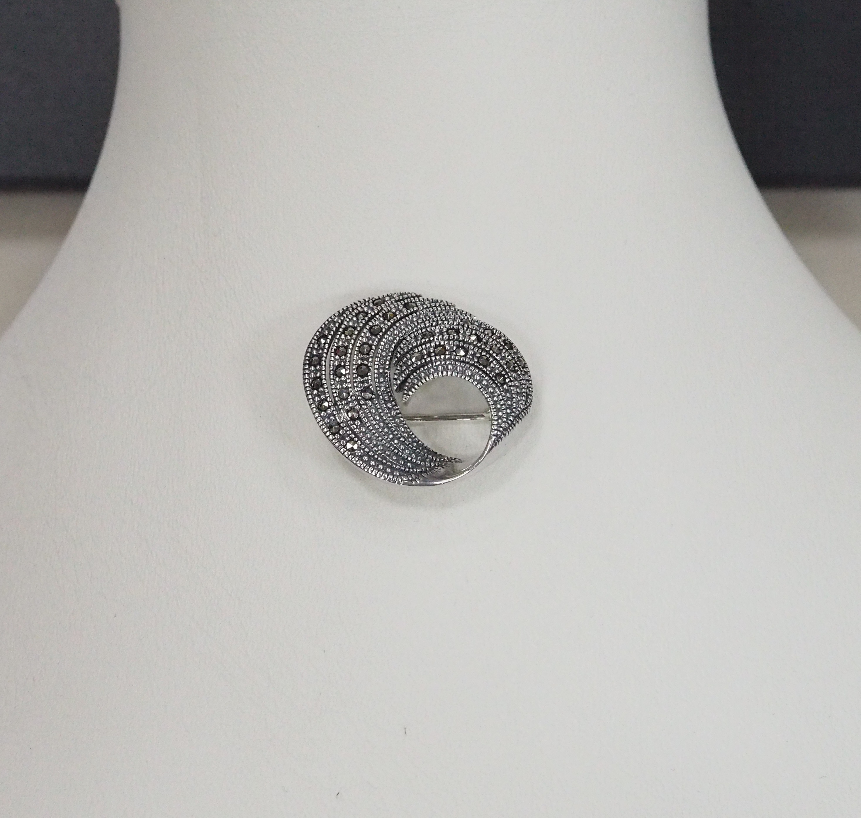 Серебряная брошь с марказитами